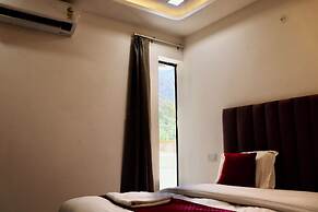 Maayaa inn by Ganges