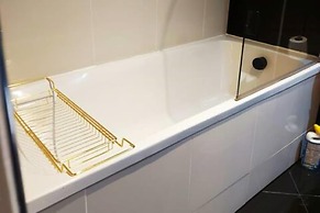 Modern 2-bed Apartment -12 Min Walk to Centre