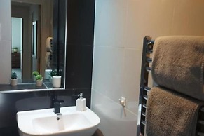 Modern 2-bed Apartment -12 Min Walk to Centre
