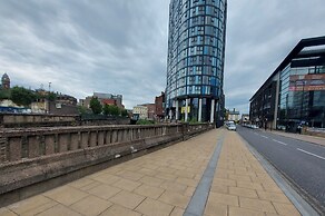 Modern 2-bed Apartment -12 Min Walk to Centre