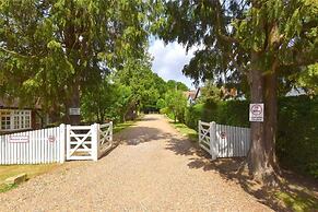 Cobham Home With Annex - Sleeps 6 - bbq & Fire pit