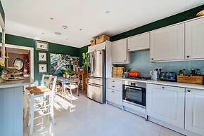 Cobham Home With Annex - Sleeps 6 - bbq & Fire pit