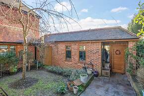 Cobham Home With Annex - Sleeps 6 - bbq & Fire pit