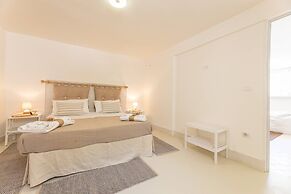 Belvedere - Seafront Apartment - 3 Places