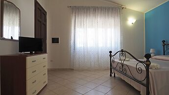 Villetta Nonno Seba Sleeps 4 Just a few Metres From the sea