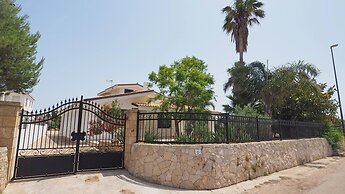 Villetta Nonno Seba Sleeps 4 Just a few Metres From the sea