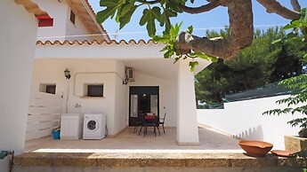 Villetta Nonno Seba Sleeps 4 Just a few Metres From the sea