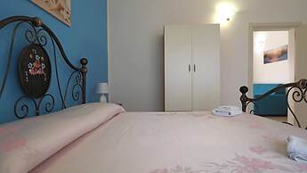 Villetta Nonno Seba Sleeps 4 Just a few Metres From the sea