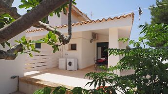 Villetta Nonno Seba Sleeps 4 Just a few Metres From the sea