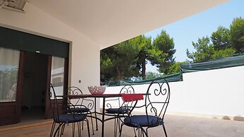 Villetta Nonno Seba Sleeps 4 Just a few Metres From the sea
