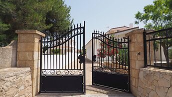 Villetta Nonno Seba Sleeps 4 Just a few Metres From the sea