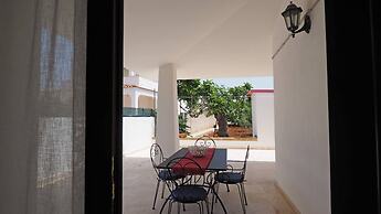 Villetta Nonno Seba Sleeps 4 Just a few Metres From the sea