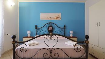Villetta Nonno Seba Sleeps 4 Just a few Metres From the sea