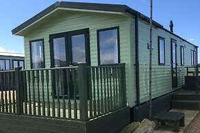 Gwel y Mor 2-bed Chalet With Sea Views & Terrace