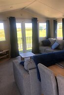 Gwel y Mor 2-bed Chalet With Sea Views & Terrace