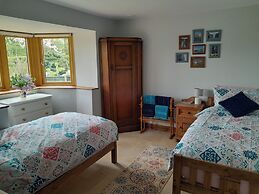Canal-side 5-bed Cottage - Sleeps 10, Pet Friendly