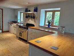 Canal-side 5-bed Cottage - Sleeps 10, Pet Friendly