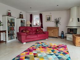 Canal-side 5-bed Cottage - Sleeps 10, Pet Friendly