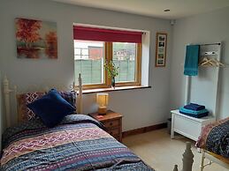 Canal-side 5-bed Cottage - Sleeps 10, Pet Friendly