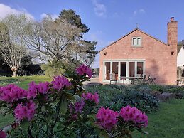 Canal-side 5-bed Cottage - Sleeps 10, Pet Friendly