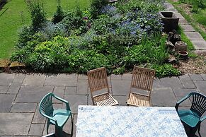Canal-side 5-bed Cottage - Sleeps 10, Pet Friendly