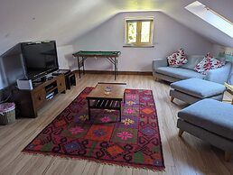 Canal-side 5-bed Cottage - Sleeps 10, Pet Friendly