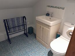 Canal-side 5-bed Cottage - Sleeps 10, Pet Friendly