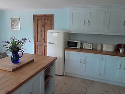 Canal-side 5-bed Cottage - Sleeps 10, Pet Friendly