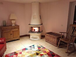 Canal-side 5-bed Cottage - Sleeps 10, Pet Friendly