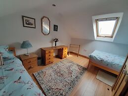 Canal-side 5-bed Cottage - Sleeps 10, Pet Friendly