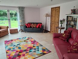 Canal-side 5-bed Cottage - Sleeps 10, Pet Friendly