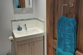 Canal-side 5-bed Cottage - Sleeps 10, Pet Friendly