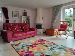 Canal-side 5-bed Cottage - Sleeps 10, Pet Friendly