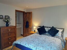 Canal-side 5-bed Cottage - Sleeps 10, Pet Friendly