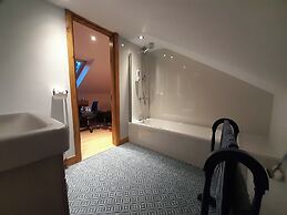 Canal-side 5-bed Cottage - Sleeps 10, Pet Friendly