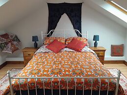 Canal-side 5-bed Cottage - Sleeps 10, Pet Friendly