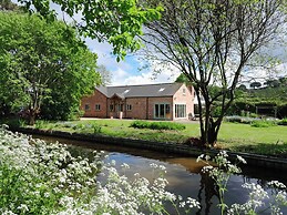 Canal-side 5-bed Cottage - Sleeps 10, Pet Friendly