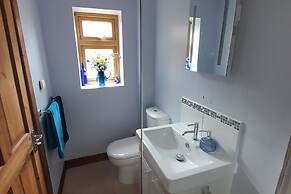 Canal-side 5-bed Cottage - Sleeps 10, Pet Friendly