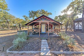 Bohemian Cabin: Hot-tub, Serene Retreat, Pet-friendly, 10-mins to Down