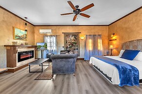 Sangiovese: Pet-friendly, Hot-tub, 10-min to Downtown!