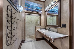 Sangiovese: Pet-friendly, Hot-tub, 10-min to Downtown!