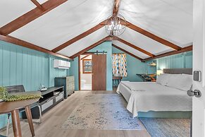 Vitner Cottage: Hot Tub-pet Friendly-10-mins to Downtown!