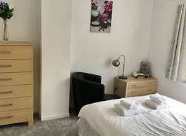 The Woodfarm Lodge - 3 Bedroom House With Parking