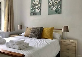 The Woodfarm Lodge - 3 Bedroom House With Parking