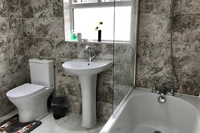 The Woodfarm Lodge - 3 Bedroom House With Parking