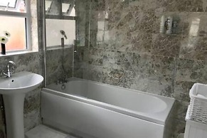 The Woodfarm Lodge - 3 Bedroom House With Parking