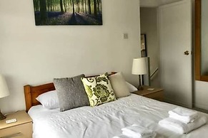 The Woodfarm Lodge - 3 Bedroom House With Parking