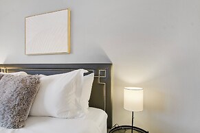 Prime 2BR Chicago Apartment