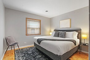 Prime 2BR Chicago Apartment