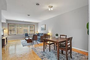 Prime 2BR Chicago Apartment